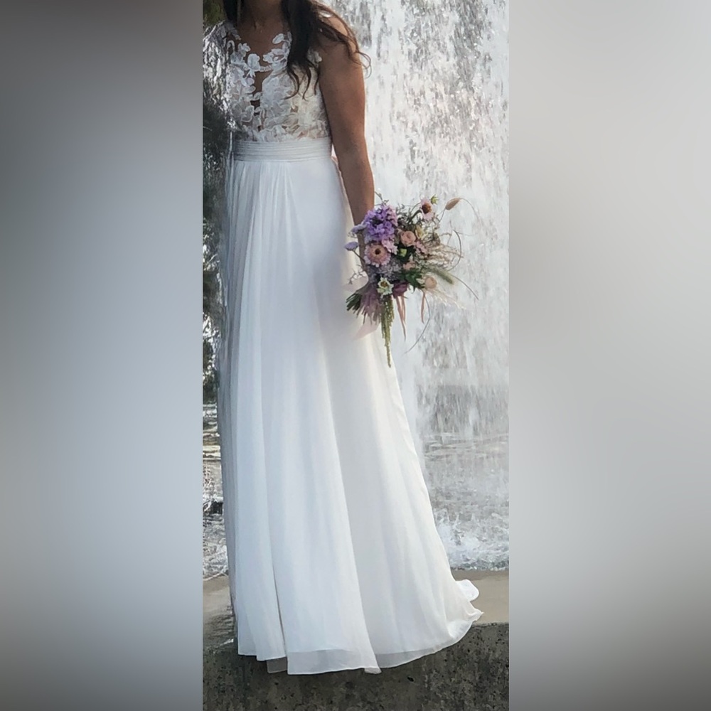 Elegant White Women’s Dress – Classic Bridal Gown